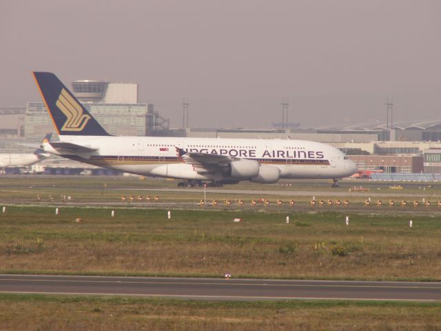 Airbus A380-800 (9V-SKJ) - A380-800 9V-SKJ der Singapore Airlines nach der Landung in FRA. Foto vom 20.10.2012.