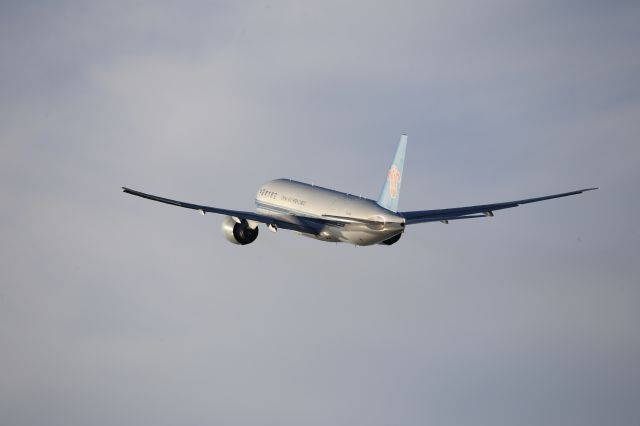 BOEING 777-200LR (B-2026)
