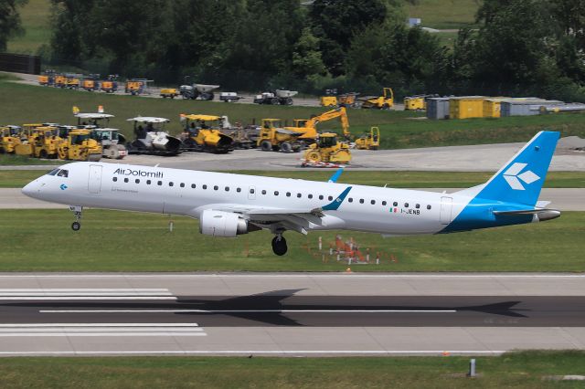 EMBRAER 195 (I-JENB)