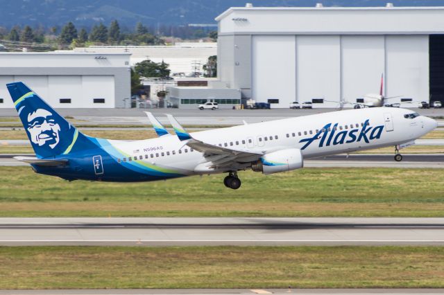 Boeing 737-800 (N596AS)