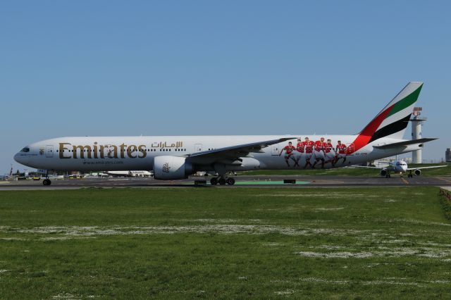 BOEING 777-300 (A6-EPM)