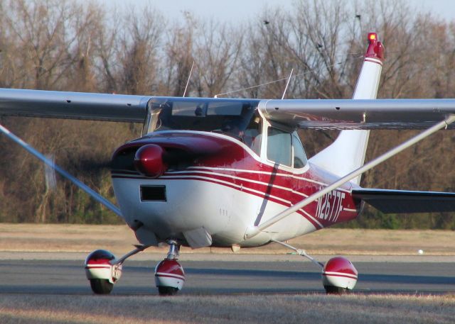 Cessna Skyhawk (N2677F) - Taxiing to 14 at the Downtown Shreveport airport.