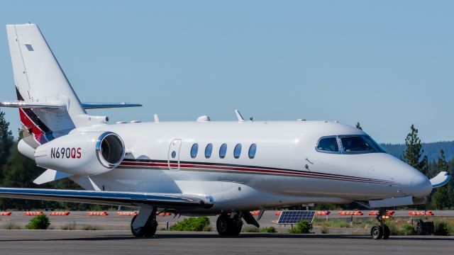 Cessna Citation Latitude (N690QS) - NetJets 690 taxiing to a stand after arrival (3 June, 2021)