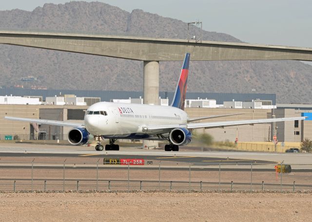 BOEING 767-300 (N126DL)