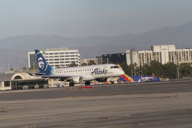 Embraer 175 (N637QX)