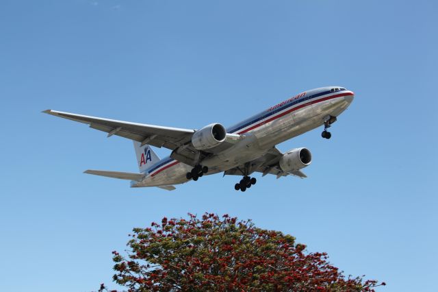 Boeing 777-200 —