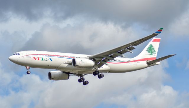 Airbus A330-200 (OD-MEC) - MEA landing at LHR October 2019