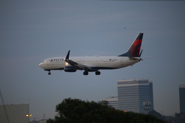 Boeing 737-900 (N887DN)
