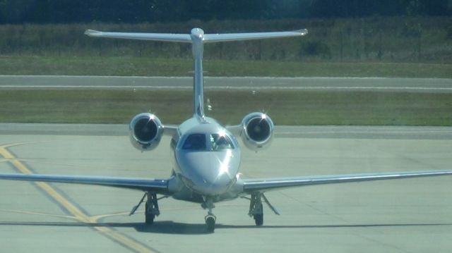 Embraer Phenom 300 (N335QS)