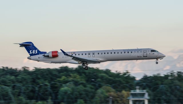 BOEING 737-300 (OY-KFM)