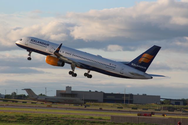 Boeing 757-200 (TF-FIN) - Departing Runway 30 L MSP.