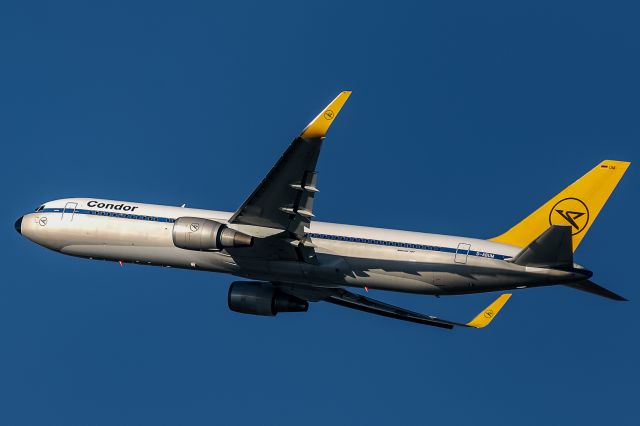 BOEING 767-300 (D-ABUM)