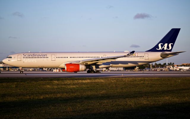 Airbus A330-300 (LN-RKU)