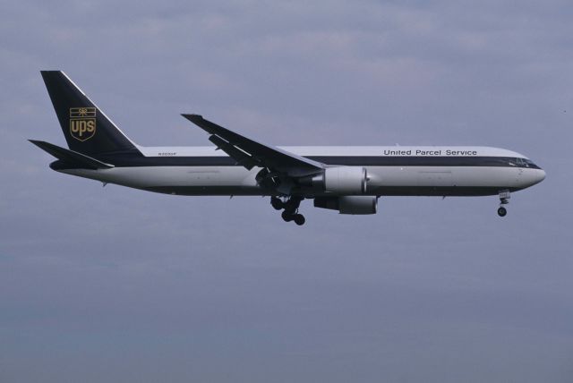 BOEING 767-300 (N305UP) - Final Approach to Narita Intl Airport Rwy16R on 1996/11/17