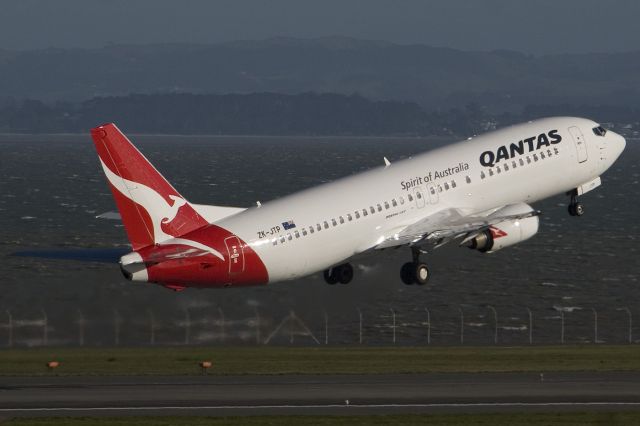 BOEING 737-400 (ZK-JTP)