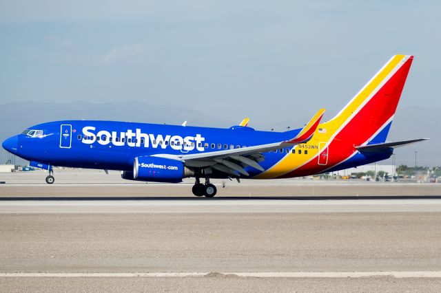 Boeing 737-700 (N453WN) - Starting to smoke comes this Southwest jet