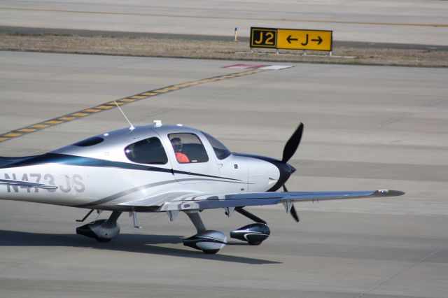 Cirrus SR-22 (N473JS) - N473JS taxiing to runway 23L