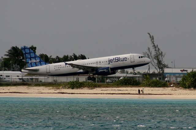 Airbus A320 (N587JB)