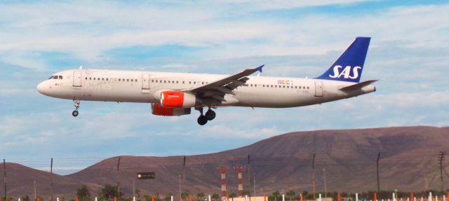 Airbus A321 (OY-KBE) - OY-KBE SAS Scandinavian Airlines Airbus A321-232 LPA/GCFV Spotting