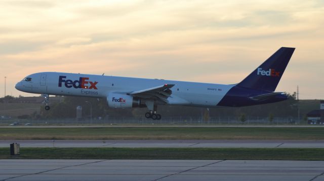 Boeing 757-200 (N949FD) - FEDEX N949FD on final to Runway 21 in Sioux Falls SD
