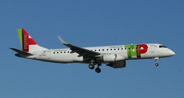 Embraer ERJ-190 (CS-TPQ)