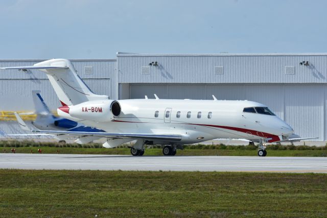 Bombardier Challenger 300 (XA-BOM)