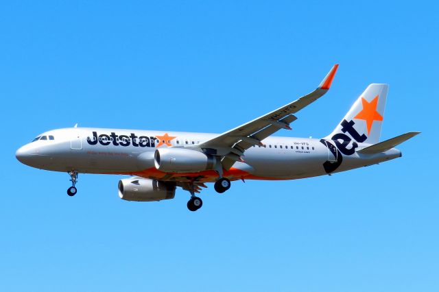 Airbus A320 (VH-VFQ) - Short finals to MCY at the end of first passenger revenue flight from MEL on 5 October 2013