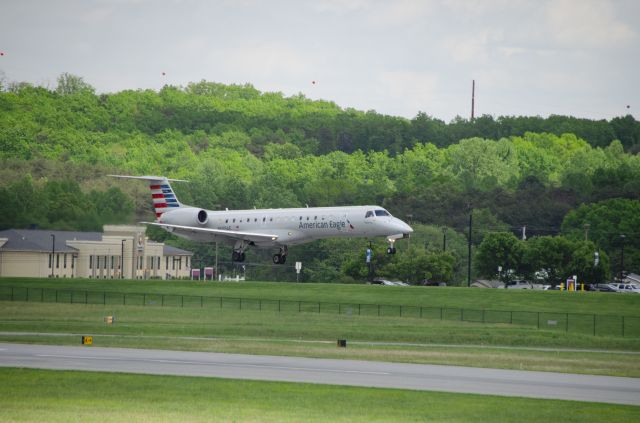 Embraer ERJ-145 (N695AE)