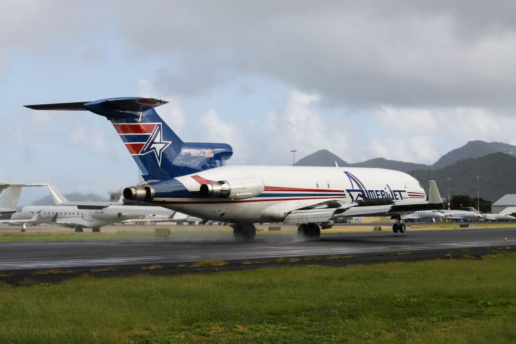 Boeing 727-100 (N905AJ)