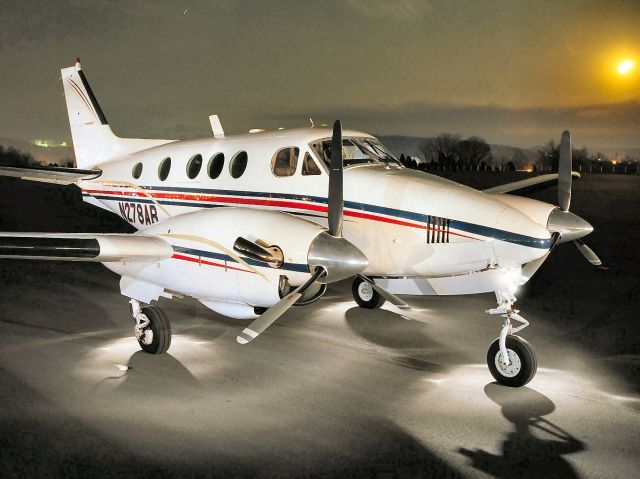 Beechcraft King Air 90 (N278AB) - N278AB on terminal ramp at SME in August 2006.  The full moon is visible in the background.  Taken by timing the exposure and an external flash to light up the aircraft.