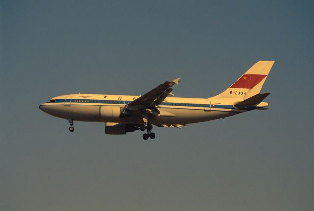 Airbus A310 (B-2304) - Final Approach to Narita Intl Airport Rwy34 on 1989/01/03