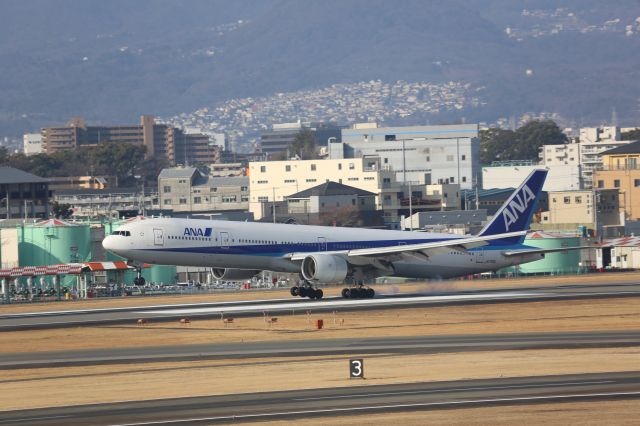 BOEING 777-300 (JA755A)