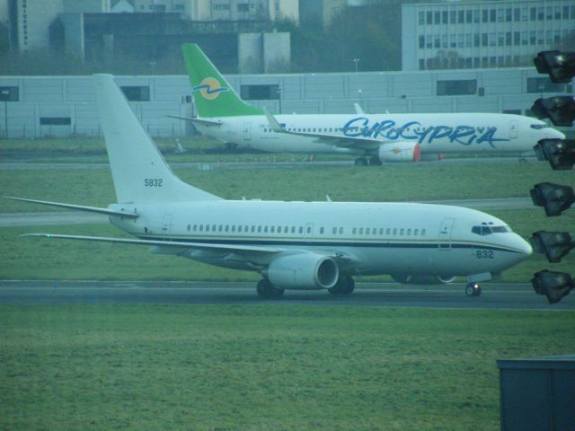 Bombardier Challenger 300 (16-5832)