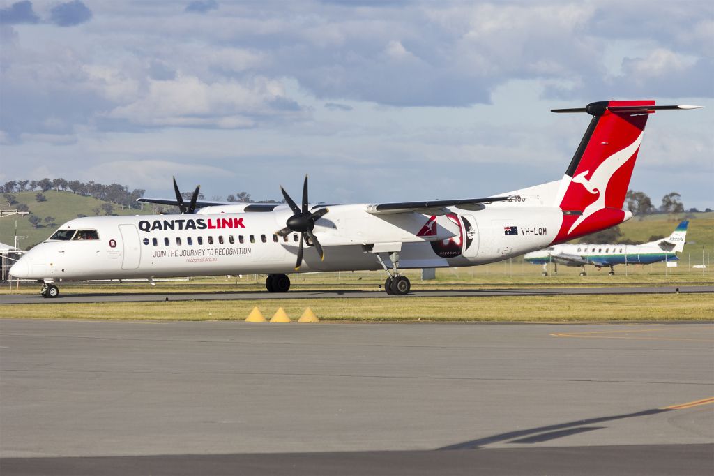 de Havilland Dash 8-400 (VH-LQM) - QantasLink (VH-LQM) Bombardier DHC-8-402Q taxiing at Wagga Wagga Airport.