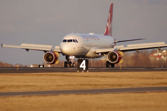 Airbus A320 (N848VA) - Spoilers and thrust reversers deployed !