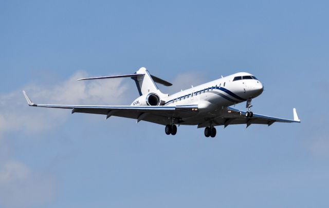 Bombardier Global 5000 (N240WL)