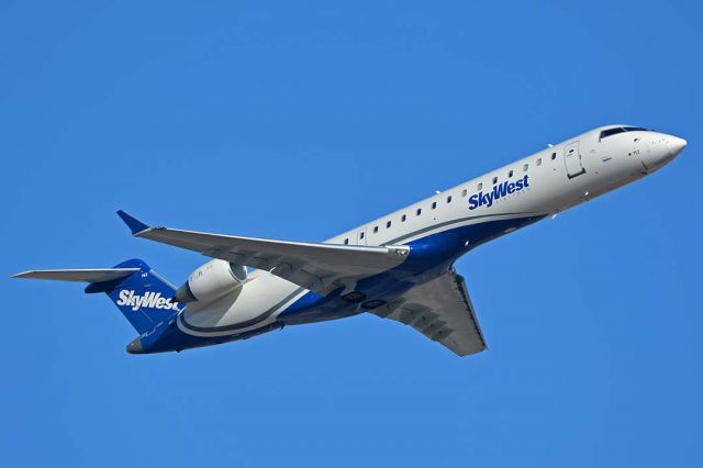 Canadair Regional Jet CRJ-700 (N752SK) - Skywest Canadair CRJ-701 N752SK at Phoenix Sky Harbor on February 9, 2018.