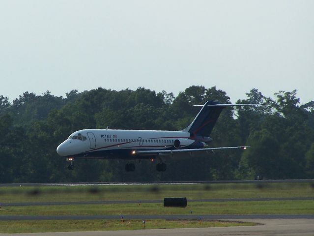 Douglas DC-9-10 (N191US) - Seconds from touchdown. Dang fence..