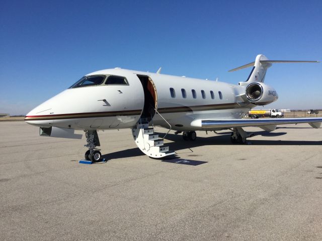 Bombardier Challenger 300 (N300TU)