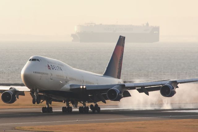 Boeing 747-400 (N670US)