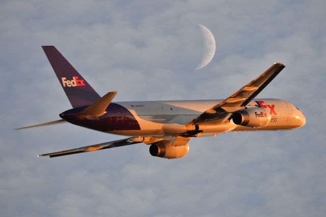 Boeing 757-200 (N934FD) - 23-L on 11-19-20. Moon rising.