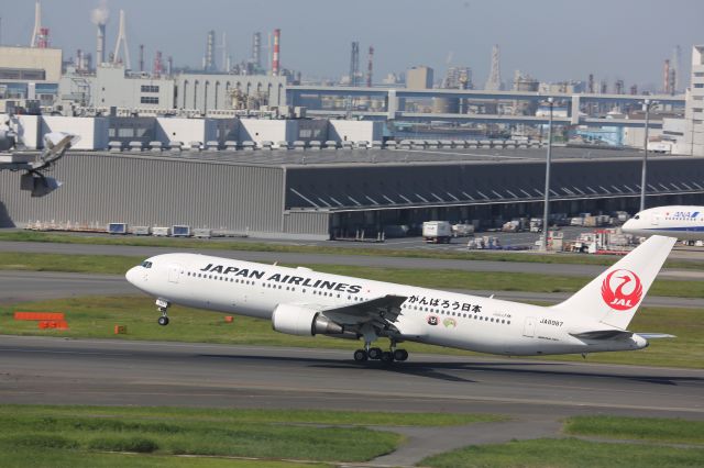 BOEING 767-300 (JA8986)