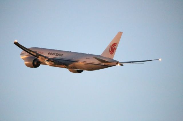 BOEING 777-200LR (B-2096)