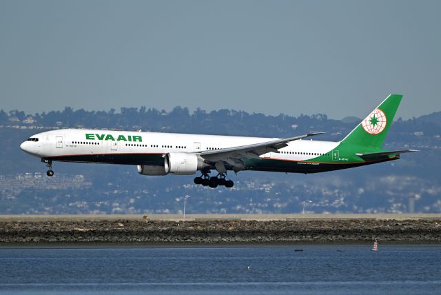 BOEING 777-300 (B-16740)