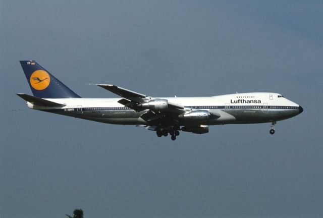 Boeing 747-200 (D-ABYR) - Final Approach to Narita Intl Airport Rwy16 on 1986/09/23