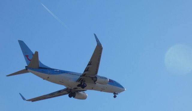 Boeing 737-700 (OO-JAR) - On short final is this 2009 Tui Airlines Boeing 737-7K5 in the Winter of 2022.