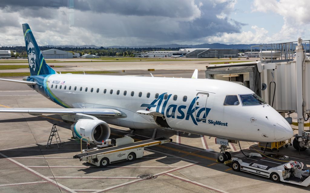 Embraer 175 (N175SY)