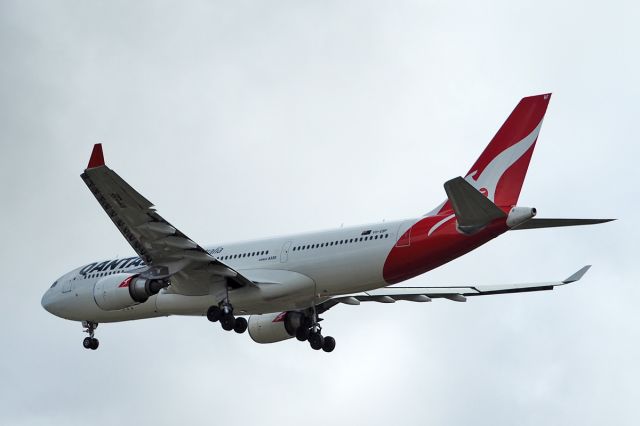 Airbus A330-200 (VH-EBF) - Airbus A330-202 Qantas VH-EBF YPPH approach R24 12/08/17