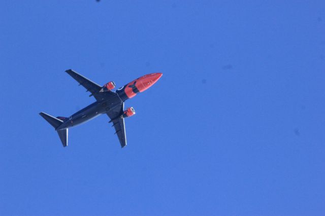 Boeing 737-700 (C-GGWX) - C-GGWX BOEING 737-408 NOLINOR AIRLINE au dessus du fleuve St-Laurent à  Lavaltrie QC le 29-01 2021 à 12:45