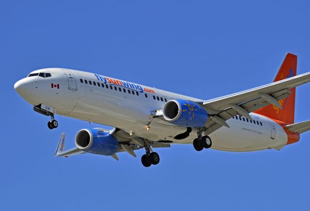 Boeing 737-800 (C-FLSW)